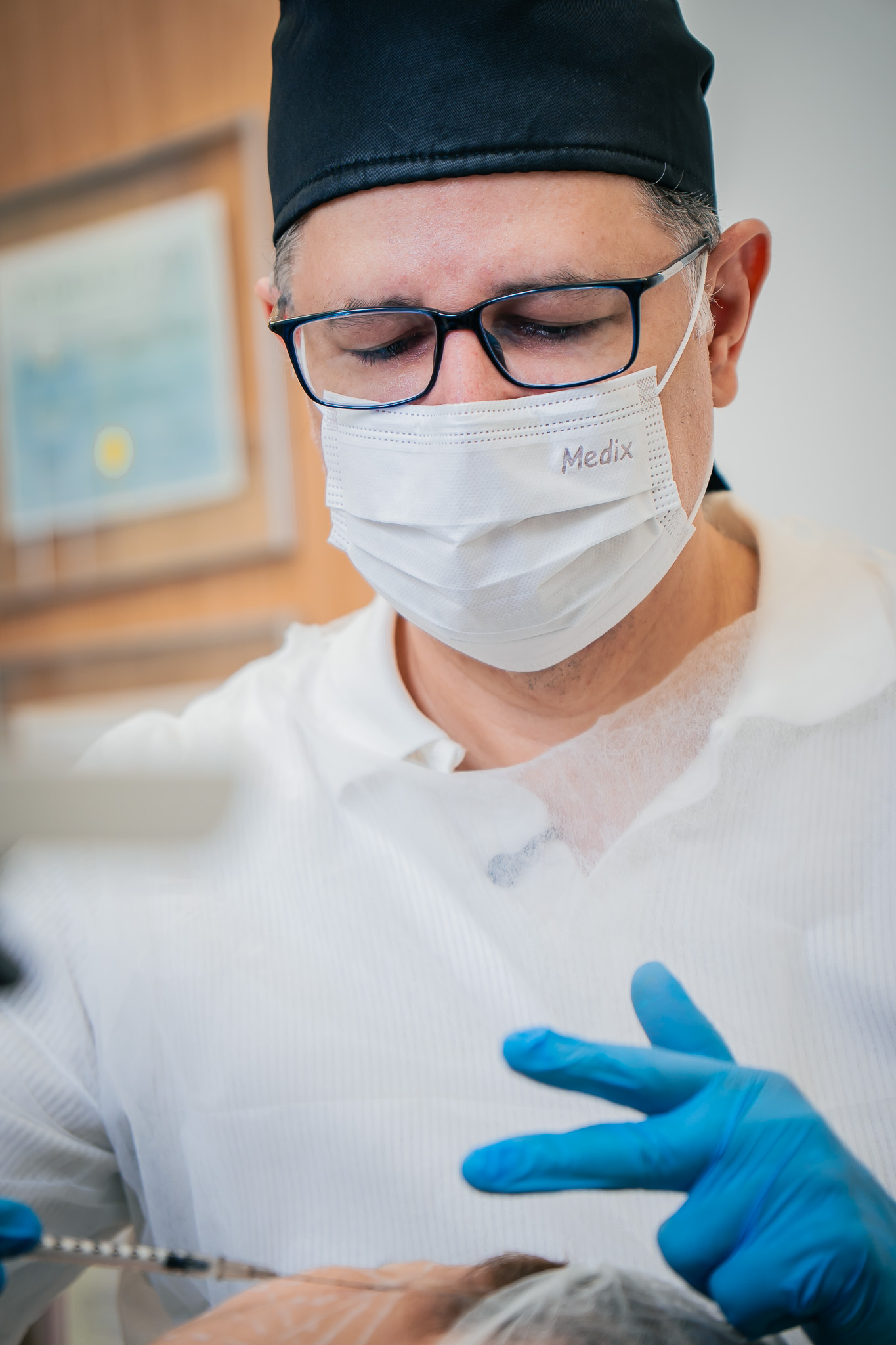 Dr. André Cidrão realizando procedimento de harmonização orofacial em consultório moderno em Fortaleza